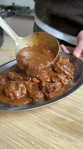 📙 CARBONNADE FLAMANDE 🔥 Mon livre le manuel du cuisinier amateur - tome 2 est disponible dans toutes les bonnes librairies et sur les internets ! Toutes les infos sur le lien dans ma bio 👈🏻 Les ingrédients : - 1kg de jarret de boeuf - 6 tranches de pain d’épices - 75cl de bière brune - 2 feuilles de laurier  - 2 cas de sucre brun - 1 gros oignon jaune - 2 gousses d’ail  - moutarde de Dijon  - 2 cas de farine  - 15g de beurre  - sel et poivre  #whoogys #confortfood #carbonade #tiktokfood 