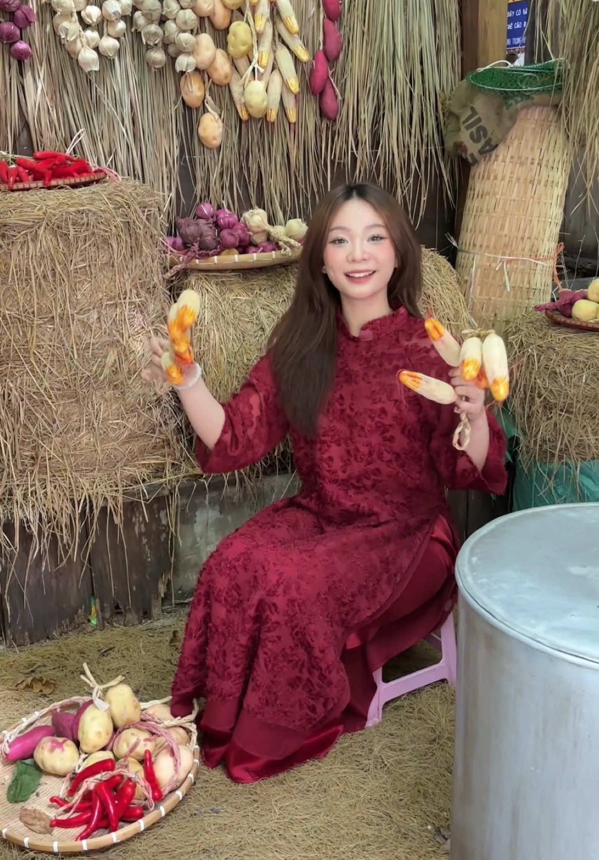 ní nào chụp giáng sinh chứ bên tui đang chụp tết ròi #catchystore #clothing #macdepmoingay #thoitrangnu #viral #setxinh #aodaivietnam #aodaitet #aodaicachtan #aodai 