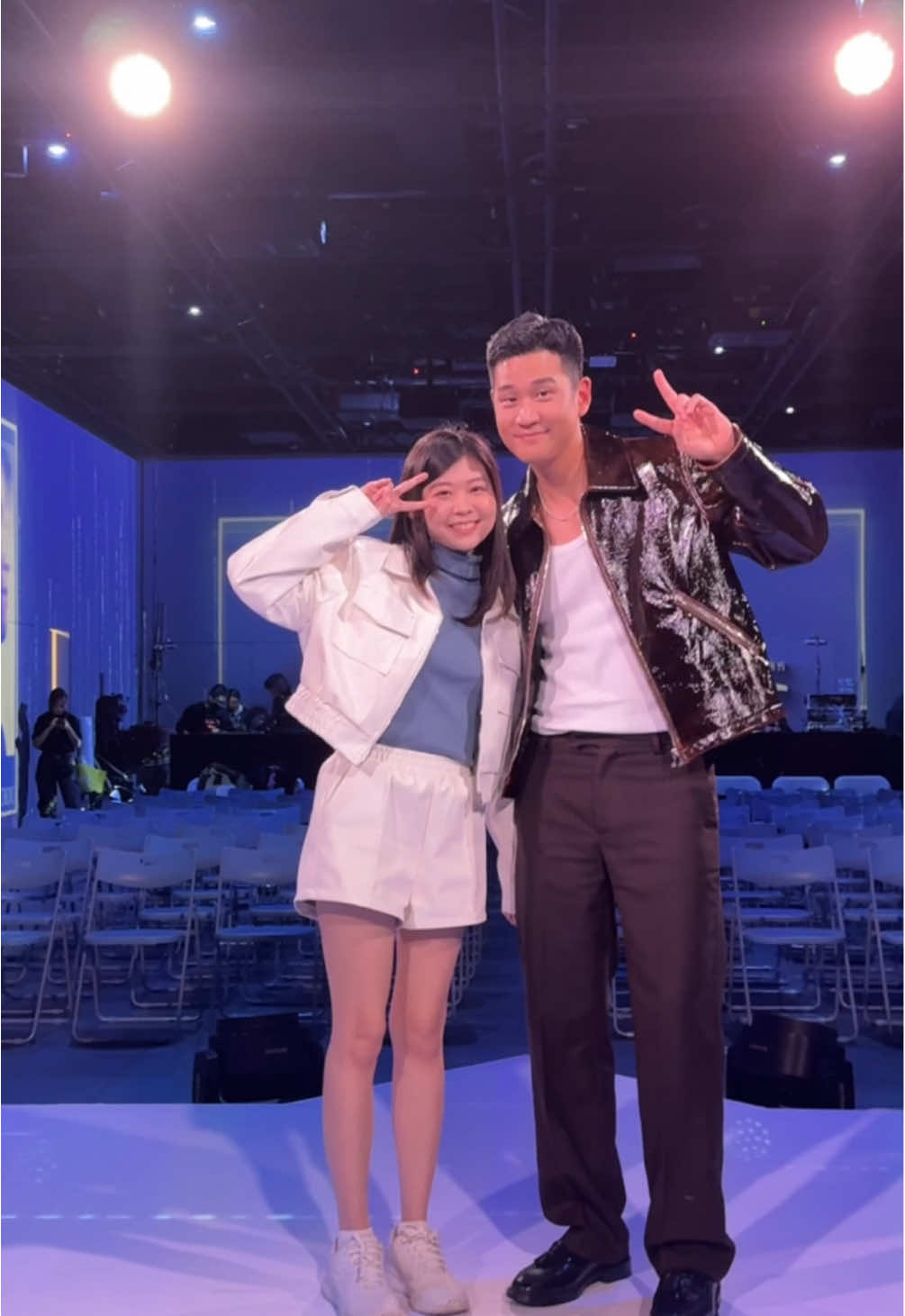 Sering banget nyanyiin lagu2 Eric Chou setiap kali live  dan konsernya Juli lalu adalah konser pertama yang aku tonton, ga nyangka banget 4 bulan kemudian bisa beneran nyanyi bareng Eric Chou 😭❤️ Thankyou @ericchou.idn yang udah suggest aku buat ikutan lomba covernya (kalau ga gitu aku nggak tau ada lomba itu)..sempat galau juga mau pergi atau nggak karena announcementnya mepet banget (10 hari sebelum acara fan meetingnya). Akhirnya memutuskan untuk pergi krn kata temen2 kesempatan gini gak akan dateng 2x dan bercanda bilang sapa tau bisa nyanyi bareng (the real ucapan adalah doa 😭and thankyou you know who you are) dan langsung urus visa (mana sempat hampir ketolak untuk visa ROCnya)😭  Awal ikut acaranya lihat orangnya banyak banget (200 orang) dan aku ada di barisan hampir terakhir.. waktu nulis wishcardnya aku cm berharap kalau nanti acaranya selesai dia bisa baca, eh siapa sangka malah kebaca pertama dan langsung dipanggil naik😭 langsung tereak saat itu juga😭 mana Eric bilang nyanyinya stabil yaa (ga tau aja itu udah deg2an banget but I need to stay cool menahan diri untuk tidak tantrum🌝) overall that day gonna be in my core memory 🥹❤️ 直播的时候经常唱周兴哲的歌，而我第一次看演唱会也是周兴哲的雅加达站。真的没想到4个月后能有机会和他合唱😭 感谢 @ericchou0622 @warnermusictw @bluesadness 实现了我的愿望，创造了一个最难忘的夜晚❤️ 希望以后能在更大的舞台相见❤️ #mandarin #chinese #indonesia #translate #lagu #coversong #cover #laguchinese #lagumandarinindo #chinesesong #mandarinsong #fyp #翻唱 #中文歌 #我想和你唱 #张栋梁 #ericchou  #周兴哲 #你好不好 #howhaveyoubeen