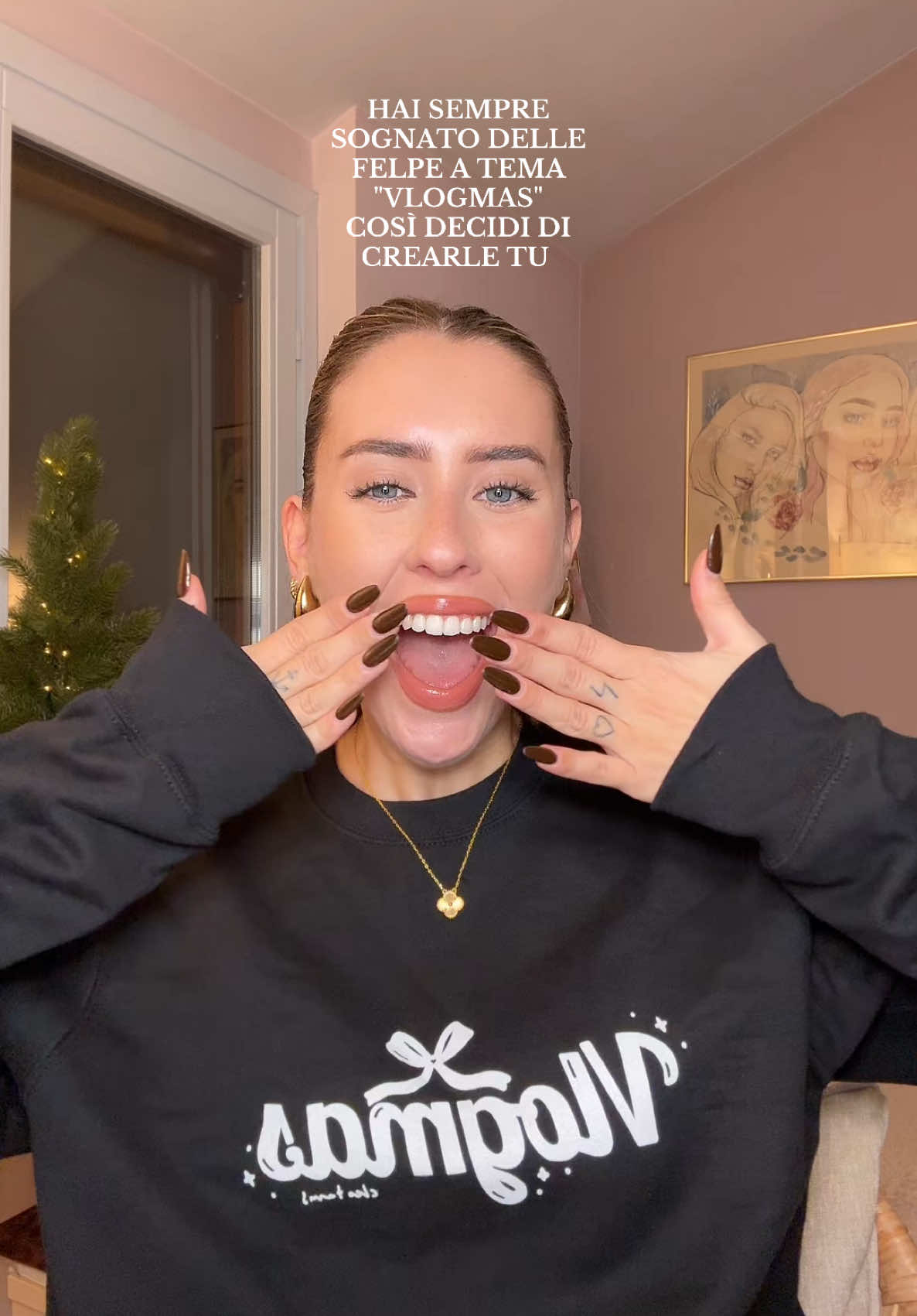 alla fine sono riuscita a creare quello che sognavo: la mia linea di felpe e tshirt a tema VLOGMAS disegnate da me ♥️ per vivere insieme al meglio il periodo di dicembre dove vi pubblicherò un VLOG al giorno fino a natale 🎄✨ 👉🏻 l1nk in b10  /aff #Vlogmas #cleotoms #cleovlogs #natale #xmas #Vlog #christmas #countdown #countdowntochristmas #merch #felpe #lineavestiti #vlogdiunagiornata #adayinmylife 