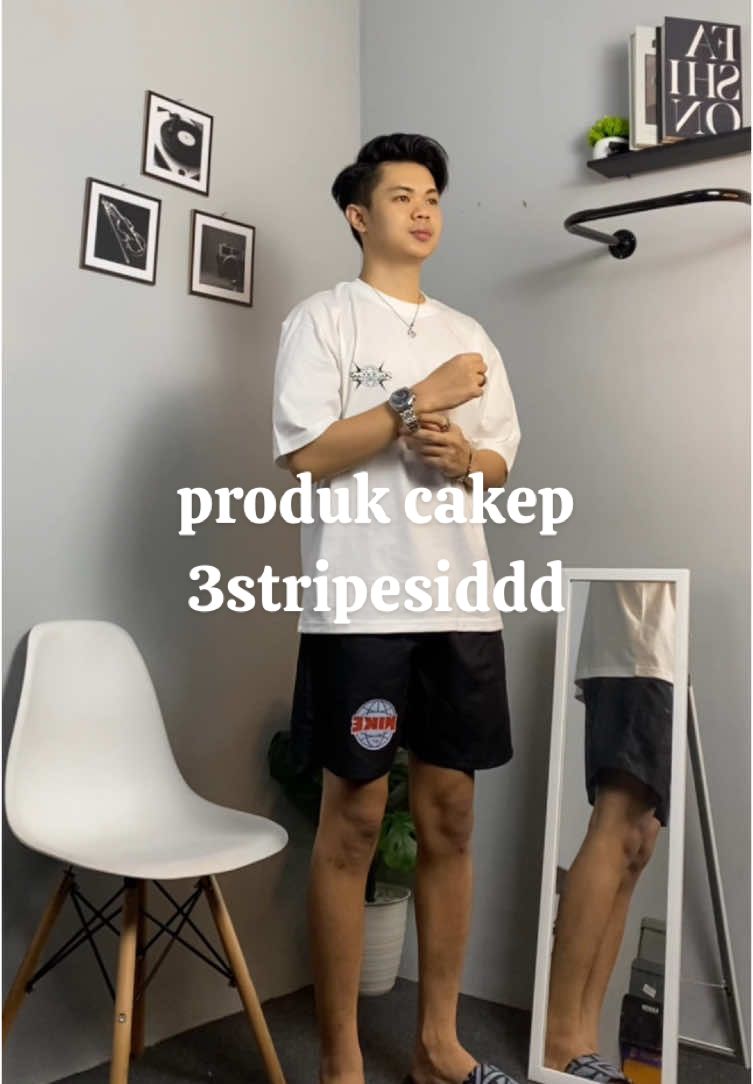 produk dari @3stripesid gokil gokil nih, buat kalian yang lagi cari kaos, celana pendek dan sandal boleh kepoin akun nya🔥  #ootdfashion #outfitideas #outfitinspo #outfitpria #kaosoversize #belilokal #kaosdistro #outfit #rekomendasioutfit 