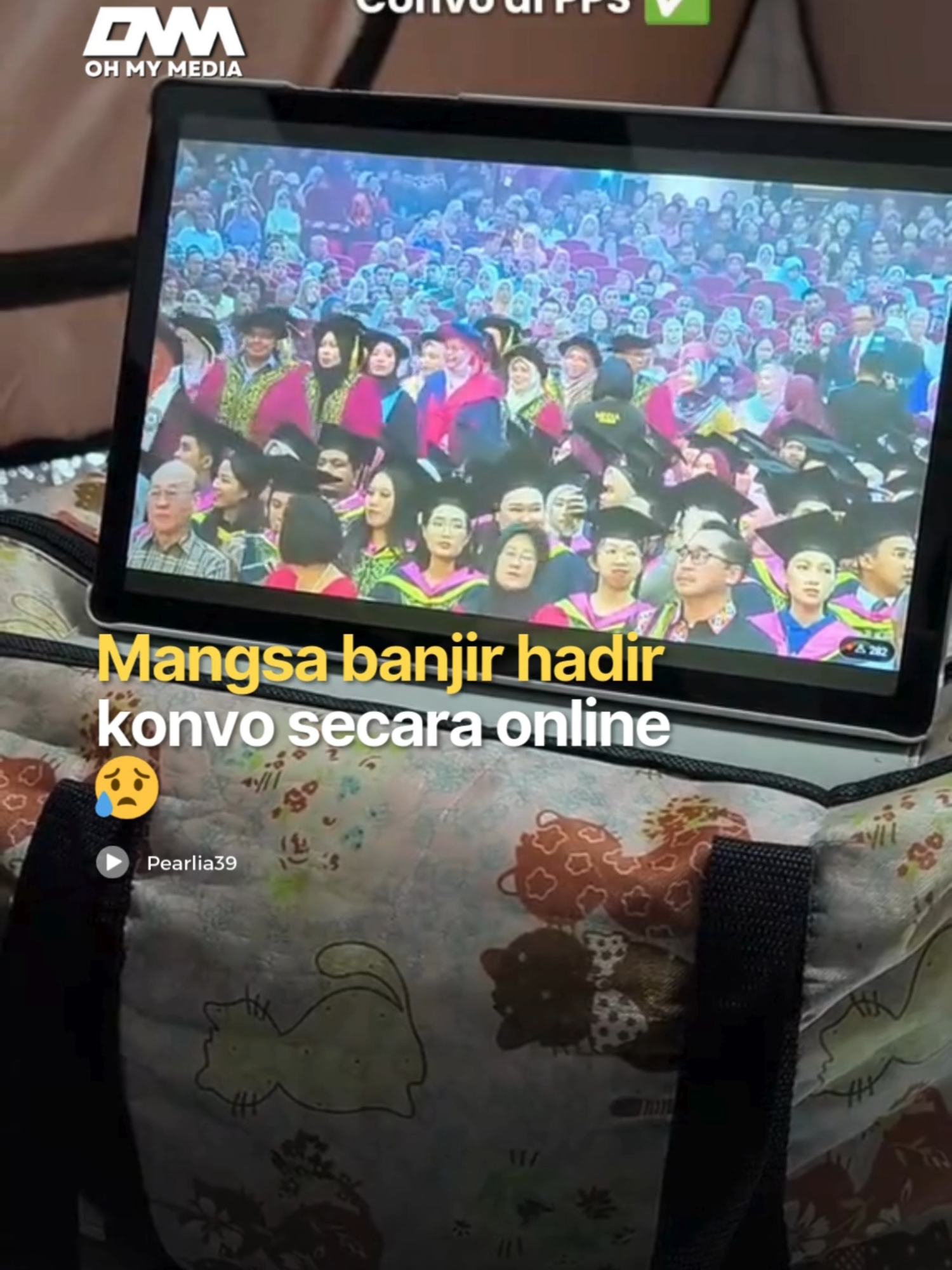 Allahu, sedih sangat dahlah konvo ni sekali seumur hidup😢Tahniah sis on your convocation🥹. Semoga dipermudahkan segala urusan untuk mangsa2 banjir yang lain. #ohmymedia #ommmedia #ommbest #viral #upsi #konvo