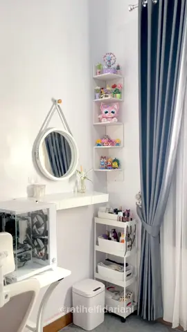 Rak sudut gantung bikin ruangan makin estetik😍🫶, bisa buat pajangan lego, buku, atau barang kesayangan kalian #raksudut #raksudutgantung #pajangan #tempatpajangan #homedecor