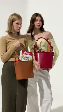 BENI BUCKET COLLECTION🧺✨ ขึ้นแท่นรุ่นขายดีตลอดกาล สายแบกห้ามพลาด รุ่นนี้ใส่ได้ครบทุกอย่างเลยค่ะ ( ipad / notebook / กระติกน้ำ / ร่มสั้น ) สายปรับสั้น-ยาวได้ทั้งเส้น สะพายได้หลายแบบเลย🤎🤎 #pathtcha #กระเป๋าสะพาย #tiktoktrendyfashion #tiktoklooks #คลาสแฟชั่น #กระเป๋าแบรนด์ไอจี #กระเป๋าแฟชั่น #กระเป๋าpathtcha #กระเป๋าแบรนด์ไทย #กระเป๋า #พิกัดของดีบอกต่อ #longervideos #fyp #OOTD #กระเป๋าทรงบัคเก็ต 