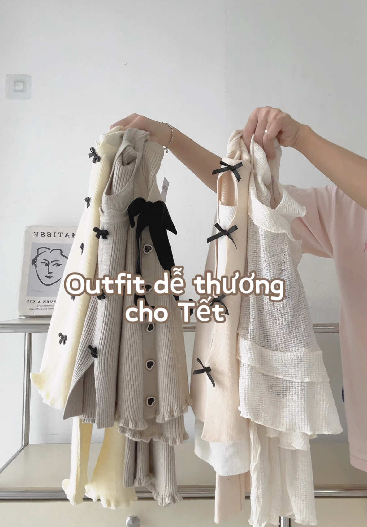 Giờ sắm đồ Tết là vừa kịp mí bà ơi 🥲 #thinhhanh #tiktok #xuhuong #LearnOnTikTok #monshop #fybシ #review #moingaymotoutfit #phoidoxinh #tipsphoido #viralvideo 