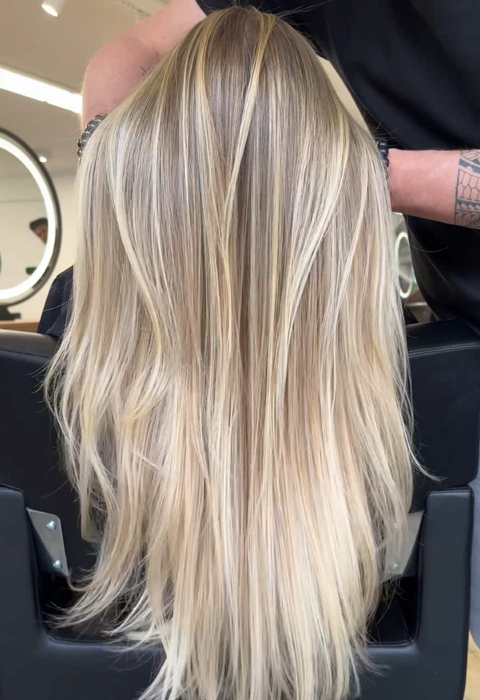 Mechas que trazem leveza e elegância, destacando ainda mais a beleza natural. #mechas #instagram #cabelos #loiro ##loiras #mechasiluminadas #iluminacion #balayage 