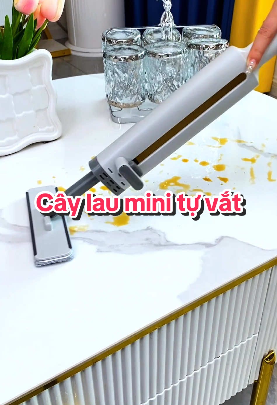 Dùng cái cây lau này thì mình không cần trực tiếp chạm tay vào vết bẩn nữa nha mọi người #caylautuvat #caylautuvatmini #caylautuvatthongminh #caylaumini #caylaumininhabep #giadungtienich 