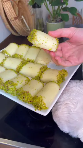 حلاوة الجبن من اطيب الحلويات السورية  المقادير المتبعة بالفيديو: كوبين ماء كوبين سكر كوبين سميد ناعم جبنة موزاريلا 1000غ ( مايعادل ثماني طابات) ملعقتين كبار ( ماء الزهر/ ماء الورد) وهلق خبروني حلاوة الجبن شو؟؟ #حلاوة_الجبن #ألمانيا🇩🇪 #أمي_قالتلي #نور_غزال #Explor #حلويات_سورية 