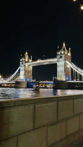 “Discover the iconic Tower Bridge in London🇬🇧!A stunning blend of Victorian architecture and modern engineering, this historic landmark offers breathtaking views of the Thames and a glass-floored walkway for a unique perspective.  #TowerBridge #LondonViews #foryouu #fyp #fypviralシ #foryoupage❤️❤️ #uklife🇬🇧 #london #viral_video #trendingvideo #unfreezemyacount #growmyaccount #viralvideos @Sunny Boy @علی حمزہ نیکوکارہ 🍀❣️ @وحید   نیکوکارہ⚜️ @⚜️Waheed Nekokara ⚜️ @Peerzada Umar_15. @karam shah 