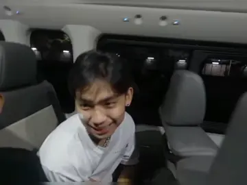 POV: Ikaw yung katabi ni Jeo sa eroplano papuntang Manila. Medyo awkward pa noong una, at di mapigilan ni Jeo na mapatingin sayo. Di niya alam ay napansin pala ng ibang boys ang pasimpleng pagtingin ni Jeo sayo. Sumakto pa na same service van yung sasakyan niyo at kasama pa yung boys ng Ongfam. Habang naghihintay na umandar yung van, inaasar nila si Jeo dahil sa nakita nila kaninang pasimpleng pagtingin niya sayo, si Jeo naman ay hiyang hiya dahil naririnig mo  yung pang-aasar nila sa kanya. 😜 Delulu muna for tonight, balik acads naman bukas 😔 #agith🌴🏝️ #agith #fyppppppppppppppppppppppp #fyp #jeo #jeoong #jeremiahemmanuelong 