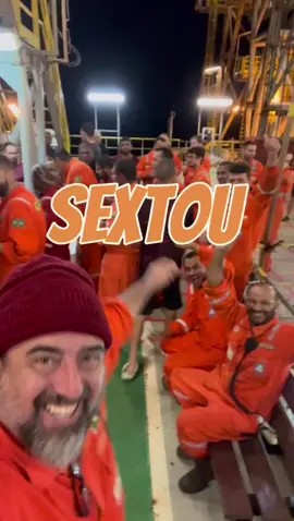 Sextou no offshore Churrasco, música e alegria a bordo!  Aqui, a vida em alto-mar também tem seus momentos de descontração! Sexta-feira é dia de juntar a galera, curtir um som e celebrar o trabalho duro com boas risadas e aquele churras caprichado. Porque no offshore a gente sabe que não é só luta, também é amizade e diversão.  Já pensou em como é viver isso?  Segue o perfil pra ver mais sobre a rotina no mar e compartilhar essa vibe com a gente!  #VidaOffshore #TrabalhoOffshore #RotinaOffshore #ChurrascoNoMar #TrabalhoeAlegria #mundoffshore #offshore #EnergiaQueMove #Petrobras #OffshoreVibes #DescontraçãoOffshore #SextaOffshore