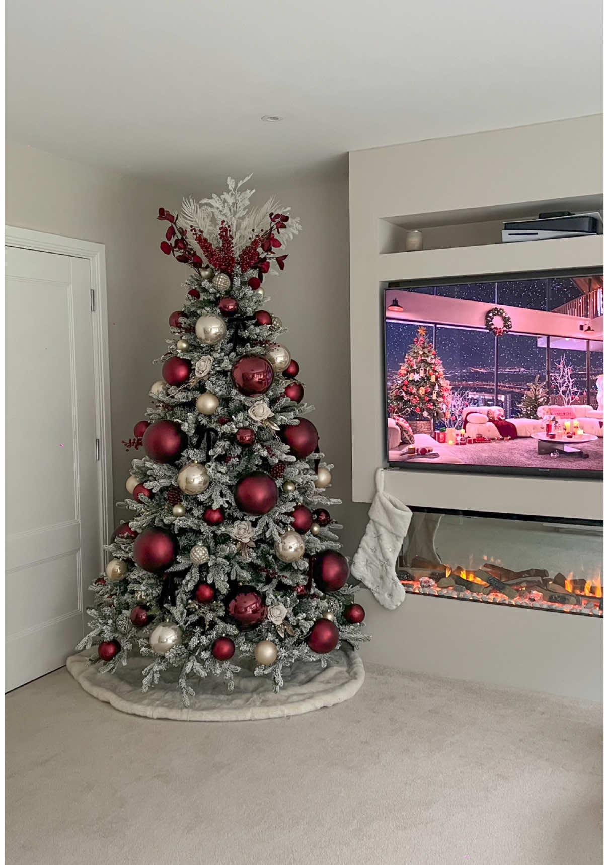Let’s decorate my christmas tree!🎄 I love burgundy so it had to be a burgundy theme with a sprinkle of champagne this year 🥂 #christmastree2024 #christmastreedecorating 