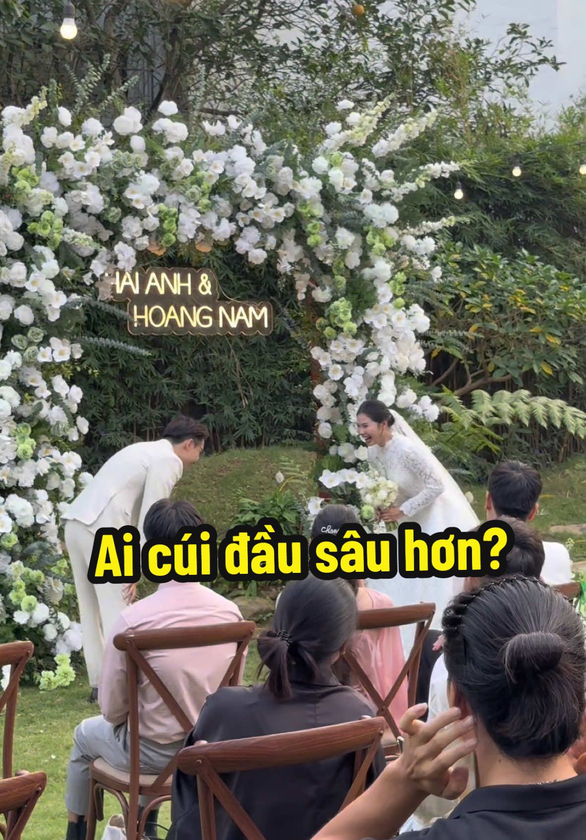 Trong lễ cưới, ai cúi đầu sâu hơn, người đó yêu nhiều hơn 🥹@synaeshy 