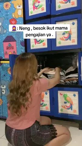 isi lemari crop top semua . 😫✌️