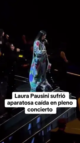 La cantante italiana tuvo un gran susto durante su reciente concierto en Milán. 😮 #laura #laurapausini #laurapausiniworldtour #caida #milan #concierto 