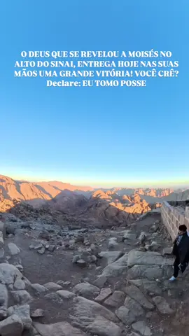 Alcançar o topo do Monte Sinai exige uma combinação extraordinária de resiliência, fé e força de vontade. A jornada não é apenas um desafio físico, mas também mental. Enfrentamos o cansaço extremo devido à distância e às condições meteorológicas adversas. Com temperaturas atingindo 2 graus abaixo de zero nesta época do ano, cada passo parecia mais pesado. Além disso, a última etapa da subida é marcada por mais de 750 degraus irregulares, que testam não apenas o corpo, mas também a determinação. No entanto, o maior peso que carregávamos não era apenas físico: levávamos no coração os nomes e os pedidos de oração de milhares de pessoas, além da responsabilidade de representar mais de 10 milhões de seguidores das redes sociais. Essa missão transcendia o físico, tornando-se um desafio espiritual. A cada degrau, o esforço e a dor se transformavam em fé e esperança. E, mesmo diante de tantas dificuldades, conseguimos não apenas alcançar o topo, mas também retornar. Creio no milagre, vivo a fé do Sinai, e esta experiência será eternamente. 