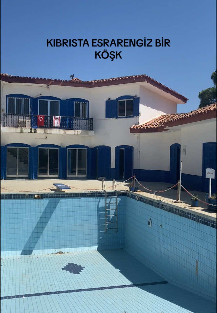 📍Mavi Köşk- Kuzey Kıbrıs Türk Cumhuriyeti                                           Mavi Köşk, 1956 yılında İtalyan asıllı rum Pablo Pavilides tarafından inşa ettirilmiştir. Avukatlık yapan Pablo Pavilides, aynı zamanda silah kaçakçısıdır. Köşk, içerisinden ve bahçesinden çevresindeki her yer gözlemlenebilir ancak, köşke dışarıdan bakıldığında fark edilmemektedir.                       Çalışma odasının kapısı özel bir açılma sistemine sahip, odanın perdeleri ses geçirmez özellikte, yatağının baş ucunda bile tünellere açılan bir kapı var. Köşkün her odası farklı bir renge boyanmış…  Köşkte bulunan eşyalarda bir hayli mistik… Mevsime göre renk değiştiren, bukalemun derisinden yapılmış içki dolabı, 24 saat ağzından şarap akan aslanlı çeşme, oturunca duvar kadar sert bir hale dönüşerek uykunun gelmesini engelleyen sandalye...  Köşkün her bir odası zengin eşyalarla ve değerli tablolarla süslenmiştir. Köşkün içerisinde ve bahçesinde günah çıkarma yerleri, havuzlar, gizli geçitler, gizli kasalar yer almaktadır. Pablo Pavilides’in Kıbrıs Harekatı sırasında 1974 yılında köşkün içerisinde bulunan labirentten kaçarak İtalya'ya gittiği söyleniyor. Köşkün içerisinde çekim yapmak yasak olduğundan yalnızca dışarıdan görüntüleri var. Köşk, Türk Silahlı Kuvvetleri (TSK) himayesinde bulunmaktadır ve askeri personellerin rehberliği eşliğinde gezilmektedir. #kıbrıs #kuzeykıbrıstürkcumhuriyeti #girne #kktc #kktckibris #kktcgirne #maviköşk #pablopavlides #lefkoşa #gazimağusa #mağusa #kapalımaraş #yavruvatan #yavruvatankıbrıs #tarih #kıbrısbarışharekatı #gezi #rota #tarihseverbiri #cyprus 