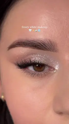 osty white ❄️😮‍💨 | rate this look 0-10  —————— @Mexmo Cosmetics Coffee Roastery  @Lancôme dow palette „Smokey Chic” 14  @Lovelykosmetyki🦋  Cinamoon Sprinkle 1 @Lamel Poland 🇵🇱 kajal  @wibopl glitter eyeliner  (Współpraca z lokowaniem produktu)  #lancomepoland #makeuptutorial #easymakeuptutorial #kobietylancome #makeup 