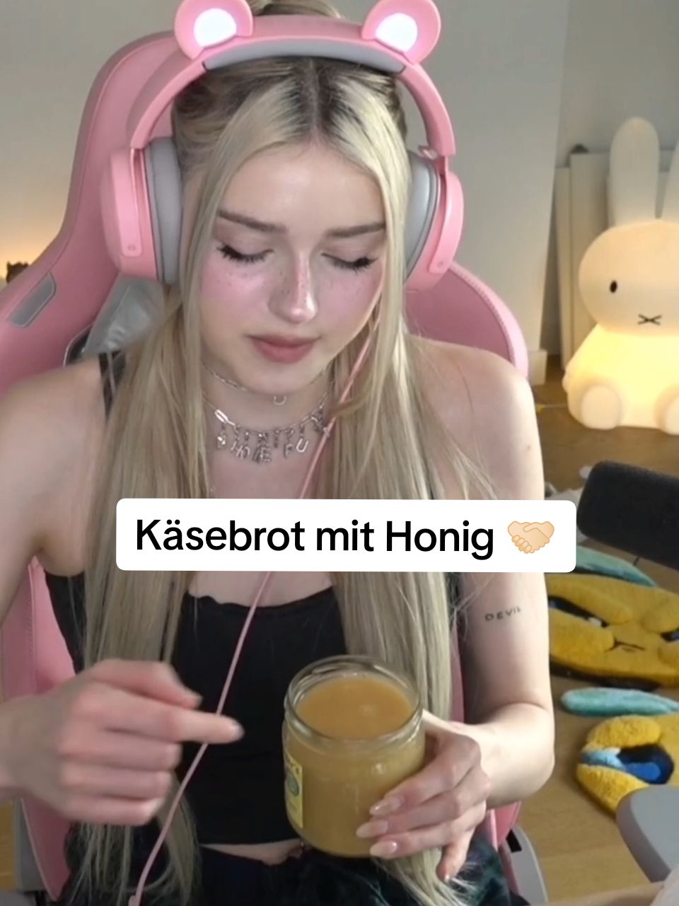 Käsebrot mit Honig 🤝🏻💯 #honeypuu #käse #honig #brot #stream #viral #fyp #foryou #foryoupage 