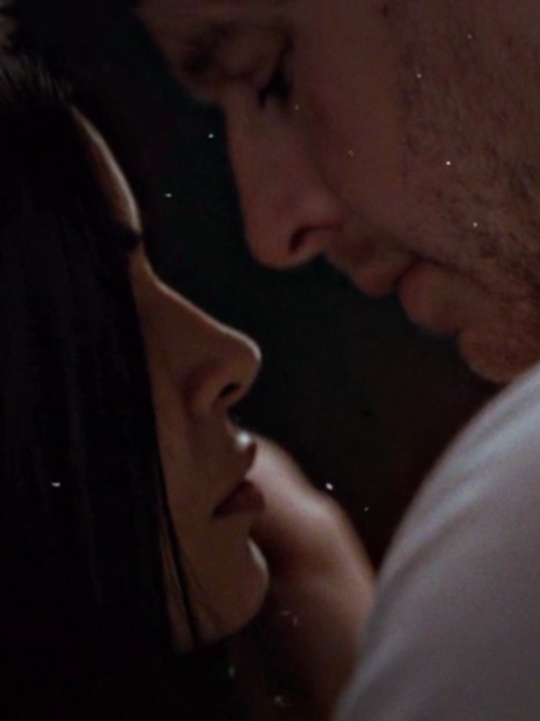 when the world was ending he chose to stay next to her. no one. not even ben can convince me he loved grace more period #foryoupagе #manifestonnetflix #fypongggggggg #blowthisup #viral #foryou