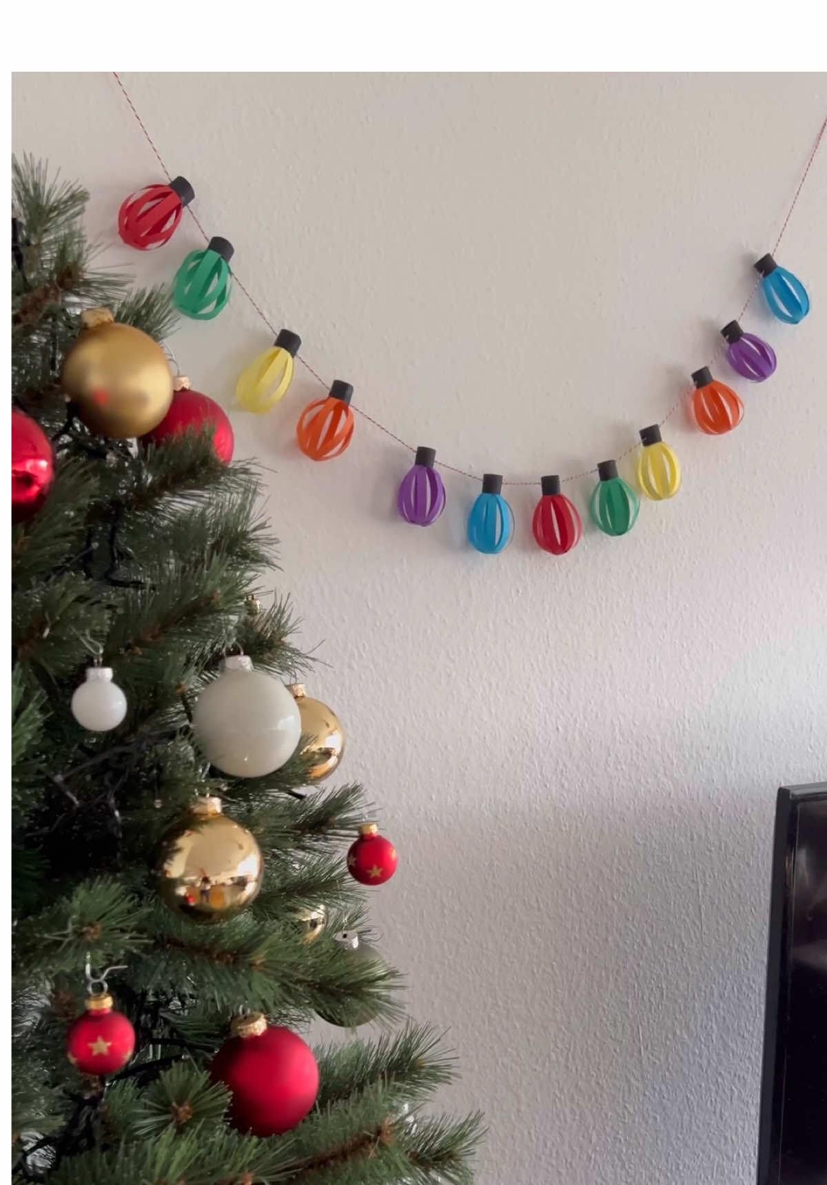 🎄💡 Luzes de papel fáceis de fazer para um toque especial na sua decoração. 🌟  #DIYNatal #DecoraçãoFeitaÀMão #NatalCriativo #christmas #natal #facavocemesmo #basteln #papercrafts #crafts #papierbasteln 