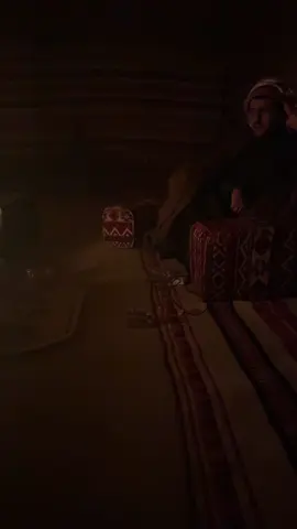 علي عز ياصوت المنادي سمعت الصوت ولبيـت لـه جعـل المنـايـا تعـدانـي  خذانا الزمان ولا درينـا وفـات الفـوت وهالحين وين ألقـاك يـا ويـن تلقانـي  سقا الله زمانٍ كان فيه الكـلام أسكـوت بنظرتك تقرى ماتبي عظمـة .. ألسانـي  اسوق الضمير الحى يمك شراب وقـوت وابدد بضحكة شّفتك .. كومـة احزانـي  زمان القصايد يوم كان القصيـد أبيـوت أبهـر لـك أدلال القصيـد وتقهـوانـي  عشقتك ولا أنكر كان حبك حياه ومـوت لكـن . الزمـان اللـي جمعنـا تحدانـي  سقا الله زمان الطيش ومشاهدك والصوت زمانٍ القصيد اللي تحفظه علـى شانـي -