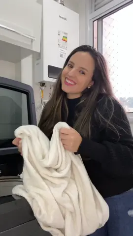 Apresento a vocês a nova Lavadora Smart Samsung Digital Inverter de 14Kg 🫧 🧺👕👖🧦 • É uma das primeiras máquinas Top Load (abertura na parte superior) da Samsung no mercado brasileiro com lavagem inteligente e conectadas com o aplicativo Smart Things™ (compatível com Android e iOS). • Super capacidade: lavagem com 14kg. • Ecobubble: lavagem sem manchas nem resíduos. • Super Speed: lavagem até 40% mais rápida. Lava uma carga completa em até 31 minutos. • Digital Inverter: 20 anos de garantia do motor. • Mais silenciosa: a lavagem das suas roupas a qualquer momento e sem incômodos com a Vibration Reduction Technology® (VRT), que reduz ruídos e vibrações durante a lavagem. • SmartThings™: programe o horário da lavagem, obtenha dicas e recomendações de ciclos e até mesmo receba ajuda para conservar a sua máquina. • SmartThings™ Clothing Care: crie ciclos de cuidados personalizados para as suas roupas através do aplicativo SmartThings™ Muito obrigada @samsungbrasil por essa maravilha! #lavadorasmartsamsunghtc #CapCut 