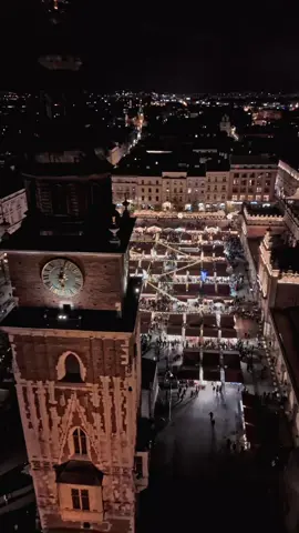 Christmas Market Magic in Krakow’s Main Square! ✨ The Christmas Market is the heart of Krakow’s winter atmosphere 🎄. Even without snow, the twinkling lights ✨ illuminate stalls filled with handmade crafts 🎁, festive decorations, and local delicacies 🍷🍪. The square is bustling with people 👥 wandering among the stands, enjoying music 🎶, the aroma of mulled wine 🍷, and gingerbread 🍪. It’s a place where the magic of Christmas meets the city’s everyday charm. 🎥 Captured by drone, the view reveals the market’s full splendor. The sparkling lights ✨, the crowds 👥, and the festive atmosphere come together to create an unforgettable scene in Krakow’s Main Square. Will you visit the Christmas Market in Krakow this year? 🎄✨ --- Magia Jarmarku Bożonarodzeniowego na Rynku Głównym w Krakowie! ✨ Jarmark Bożonarodzeniowy to serce zimowej atmosfery Krakowa 🎄. Choć brak śniegu, migoczące światełka ✨ oświetlają stragany pełne rękodzieła 🎁, świątecznych ozdób i lokalnych przysmaków 🍷🍪. Rynek tętni życiem, wypełniony ludźmi 👥, którzy spacerują między stoiskami, ciesząc się muzyką 🎶, zapachem grzanego wina 🍷 i pierników 🍪. To miejsce, gdzie magia świąt spotyka codzienny rytm miasta. 🎥 Ujęcia z drona pokazują wszystko z wyjątkowej perspektywy. Widać migoczące światła ✨, tłumy ludzi 👥 i świąteczny klimat, który wypełnia cały Rynek Główny w Krakowie. Czy w tym roku odwiedzisz Jarmark w Krakowie? 🎄✨ --- #krakow #christmasmarket #holidays #mainsquare #christmastree #holidaymagic #visitkrakow #winterinkrakow #christmasfair #christmasspirit #cracow #mainsquare #oldtown #stmarys #sukiennice #christmasmarket #christmasmarkets 