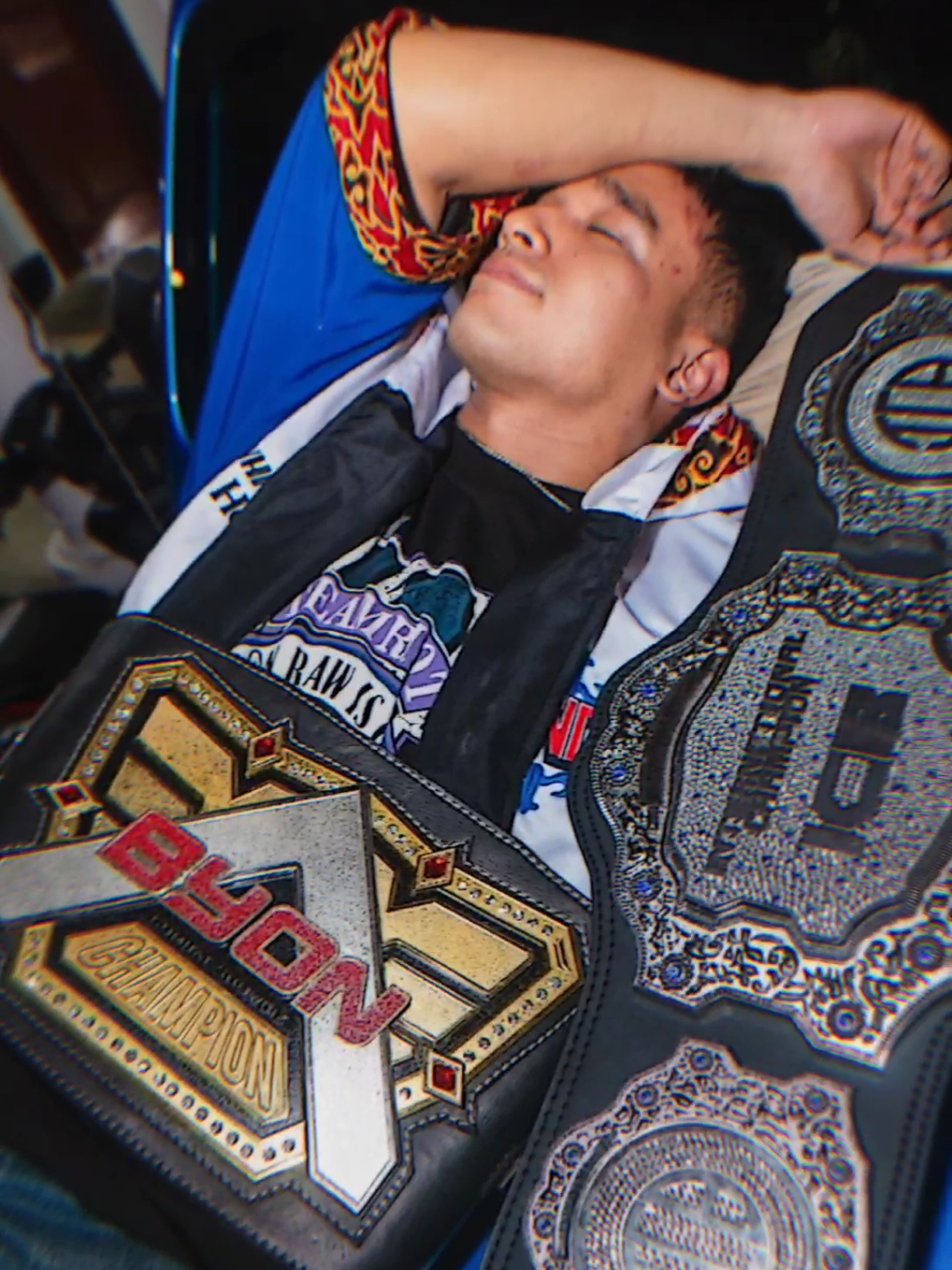 MUKAA MERAH + UANG MERAH = ADIL 🤑🔥  Congratss sudah membawa sabuk icb ke tanah airr @fadlyfsl_ !!!  @BYON COMBAT @celloszxz🧑🏻‍🦲 #byoncombatshowbiz🥊🔥 #boxing #fadlyfsl #fyp #xybca #xybca 