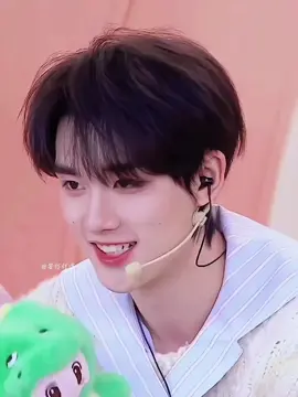Đinh Nhi dễ thương 🥰 #tung200918 #xuhuong2500 #zhuleft0506 #💜top_team🌞 #tnt时代少年团 #dinhtrinhham 
