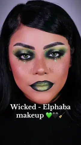 Elphaba inspired makeup! 💚🖤 still waiting for the release of Wicked here in France! Have you seen it yet?✨🧹💚💗🫧   Products used:  @BEAUTY BAY Bright palette  @Isamaya Beauty Wild Star palette  @NYX Professional Makeup epic ink liner + lift & snatch brow pen @r.e.m. beauty sweetner foundation in shade medium 8g @NARS Cosmetics radiant creamy concealer in shade ginger  @milkmakeup Matte bronzer in shade Blaze + Hydro Grip + Glow primer  @KVD Vegan Beauty Everlasting Hyperlight lipstick in shade Black Briar @UCANBE athena palette #wicked #elphaba  #wickedmovie 