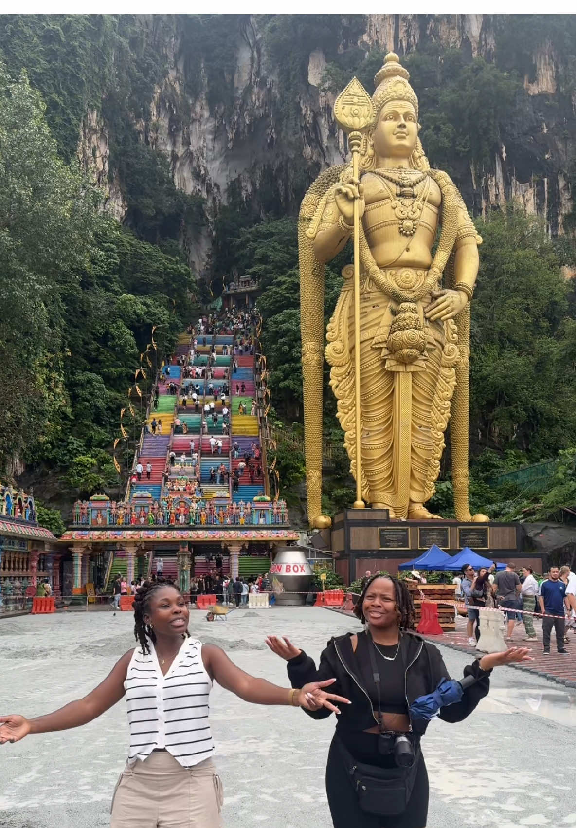 Outside with my travel besties ✈️@Smiley TheBiggest 💙  #traveltiktok #traveltok #travelyoutuber #travelbesties #batucaves #malaysia #kualalumpur #travellife #travelgirls 