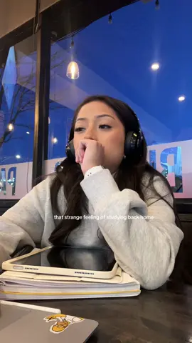 it cant just be me.. it feels so akward #collegestudent #thanksgivingbreak #collegelifestyle #studymotivation #firstgenerationstudent 