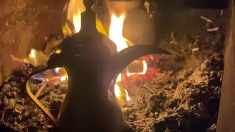 احلى من هيج ماكو😌☕️⛺️#وسوي_لنا_دله_على_الجمر_صارت🖤 #البر #كشتة #دلة #your_coffee #بر #كشتات_الشتاء #كشتات_طلعات_البر_من_تصويري 