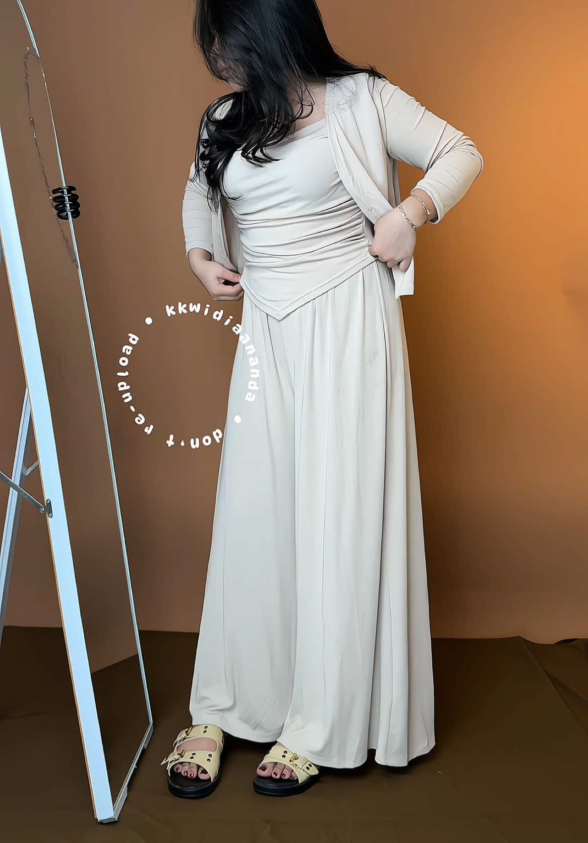 Rekomendasi setelan korean 3 in 1 harga murah udh dapat one set dengan bahan premium dan nyaman dipakai. Apalgi kulotnya super lega dan bikin kelihatan jenjang #setelanwanita #Oneset #setelankekinian 