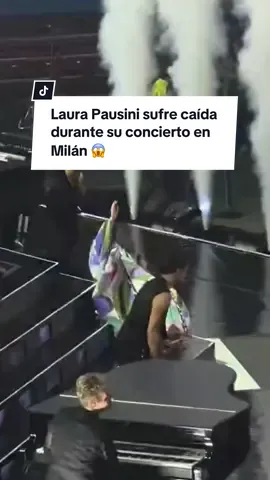 Laura Pausini sufrió una caída durante su concierto en Milán, pero siguió el show.😱 CC: @ilmondodellatv1 #laura #laurapausini #laurapausiniworldtour #laurapausinifans #laurapausiniofficial #laurapausinitiktok #pausini #pausinilovers #caida #cae #fall #concierto #milan 