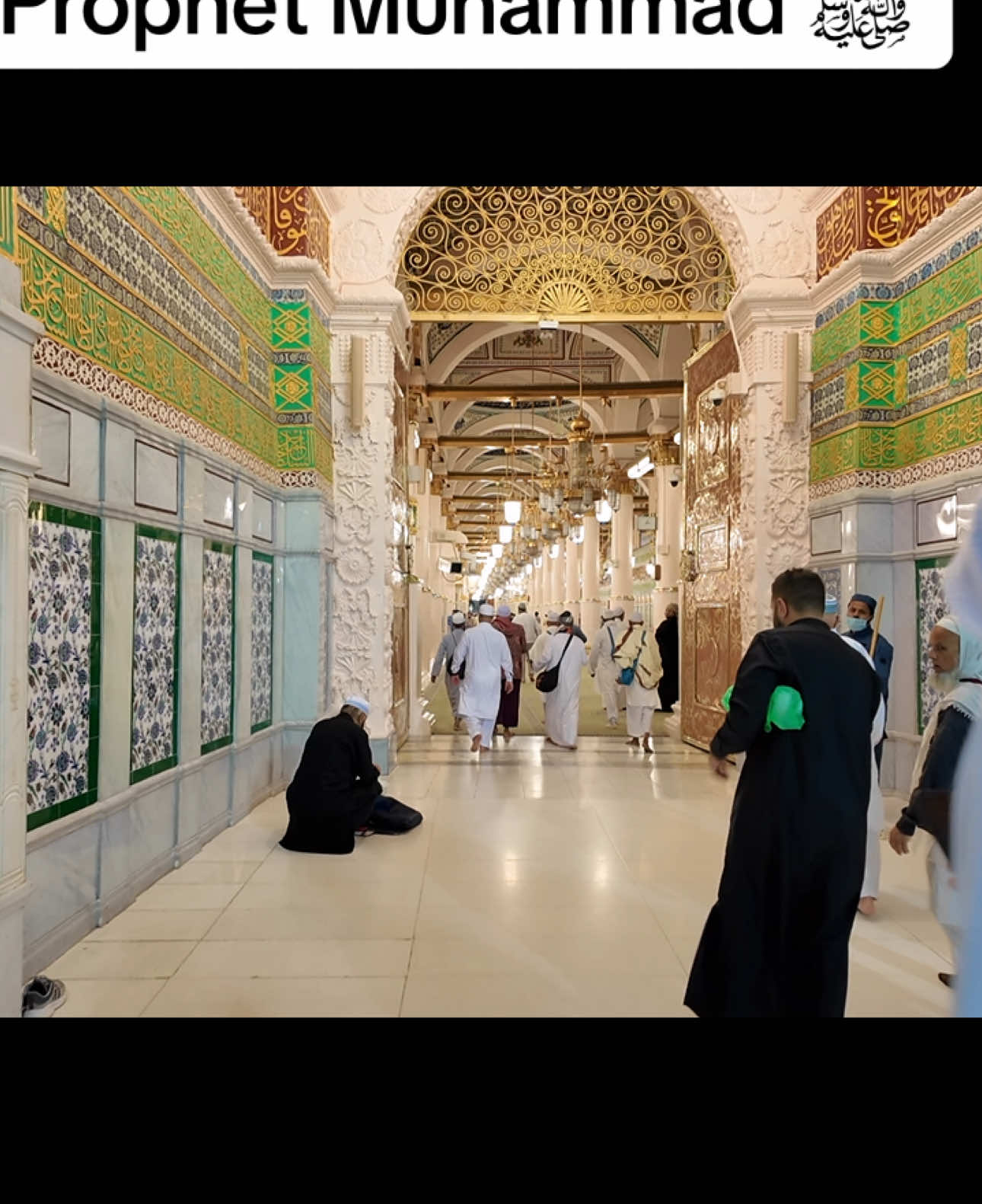 🙏 I wanted to show you all such a very special and beautiful place @ The Prophet’s Mosque in Madinah. Here, our Prophet Muhammad ﷺ preached, prayed, and was buried. It’s the single most special place I have ever visited or will ever visit in my life. #umrah #rawdah #madinah #masjidnabawi 