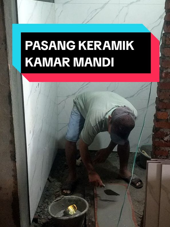 Pasang keramik dinding kamar mandi 60x30 #tukangbangunan #keramikdinding  #pasangkeramikdinding #tukangmuda #kulibangunan 