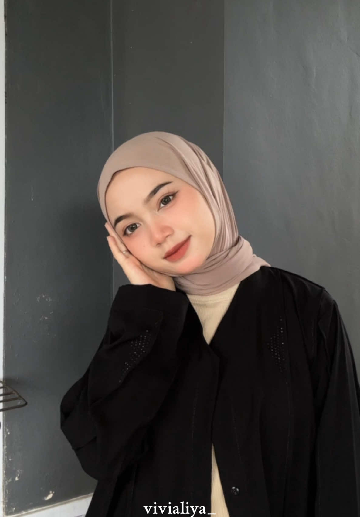 Ada harga ada kualitas ini bener2 adem ga licin sama sekali cinta bangetttttt🫠💗🫶🏻@Lozy Hijab  #hijabinstan #lozyhijab #hijabjersey #hijabsegitigainstan #hijab #rekomendasihijab 