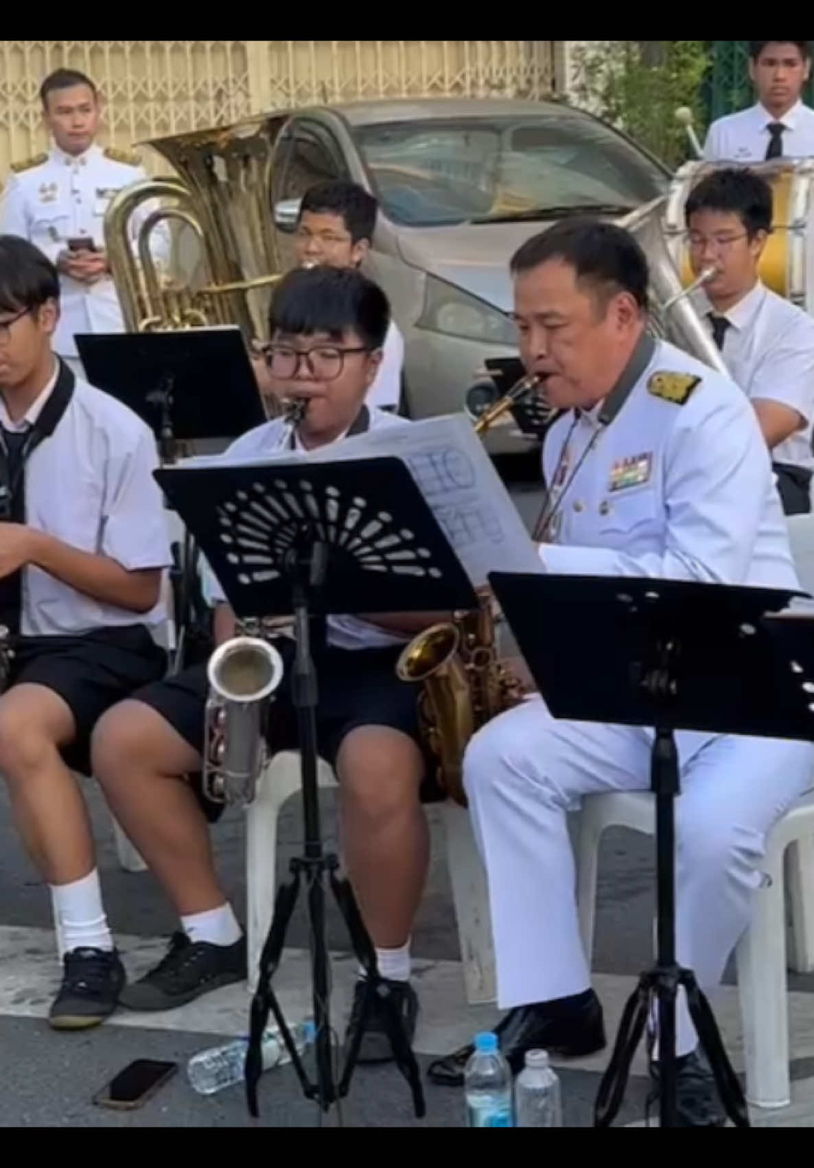 “อนุทิน” ร่วมเป่าแซกฯ ร่วมวงกับเด็กๆ ที่มาเฝ้ารับเสด็จฯ“พระราชินี” ทรงร่วมวิ่ง   ในเพลง John Phillip Sousa’s “The Thunderer”
