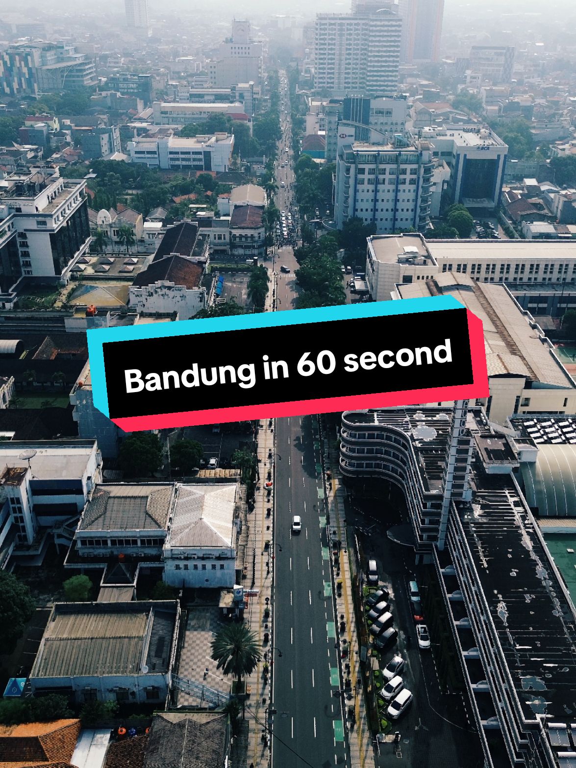 Pas lagi jalan-jalan ke kota Bandung, memang rasanya kurang kumplit kalau ngga sekalian ambil gambar landmarknya Bandung 🤭 #bandung #bandungbanget #bandunghits #bandungjuara #bandungpunya #bumiparahyangan #kotabandung #halohalobandung #dronevideo #droneshot #drone #droneview #gedungsate #alunalunbandung #jembatanpasupati #masjidaljabbar 