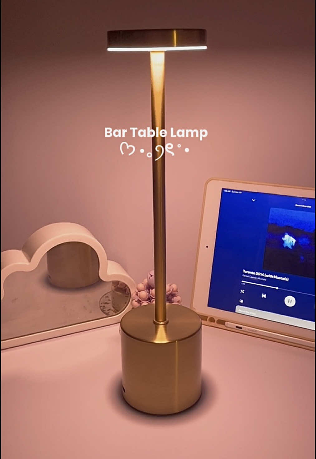 Add some style and coziness to your workspace with this beautiful rechargeable lamp from @Demebu 💡✨🤍 #tablelamp #ledlamp #bartablelamp #3colorlamp #aetheticlampshade #roomdecoraesthetic #roomdecor #homedecor #tiktokfinds #fyp 