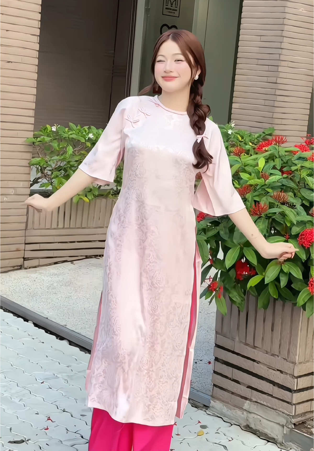 Cây mai đào khoe sắc tô thêm hồng 🌸 Nghe bài này nôn Tết quá mấy bà ơii 🧧#aodaigam #aodaicachtan #aodai #aodaitet #aodaivietnam #siinhouse 