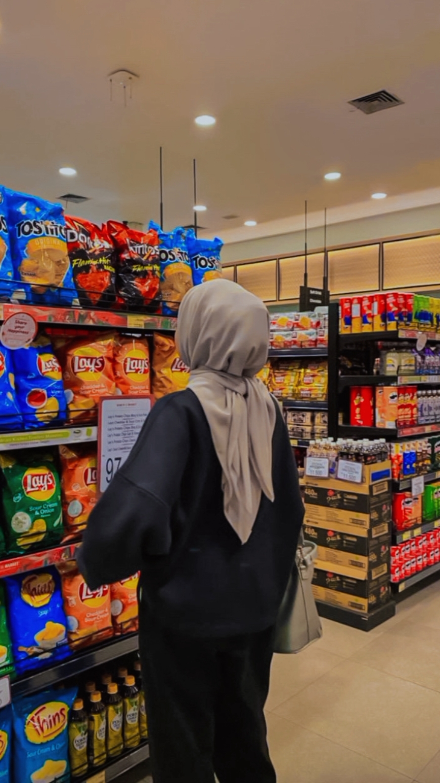 Ide Pose foto Membelakangi camera 🔥 kece parah  . .#fypage #celanajeans #ootdremaja #fypシ゚ #ootdhijab 