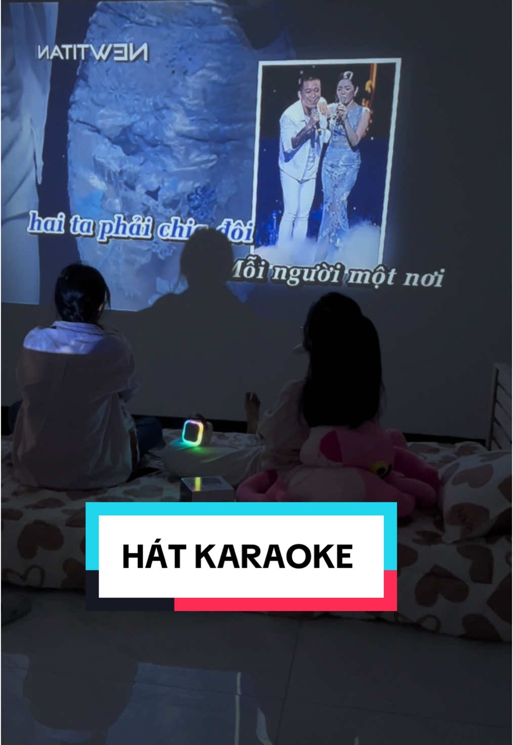 Karaoke tại nhà với máy chiếu Hyundai #maychieuhyundai #phimhay #maychieubayphong #xuhuong #tiktokviral #karaoke 