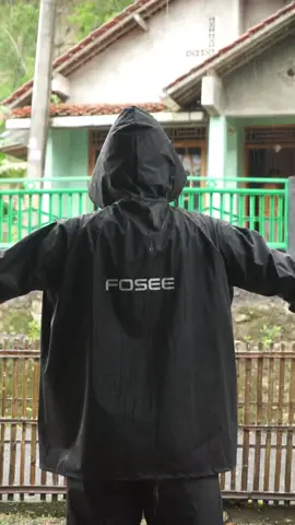 Jangan salah paham kalo ini jas hujan😎 Fosee bukan sekedar jas hujan #foseeindonesia #jashujan #jashujanantirembes #bismillahfypシ 