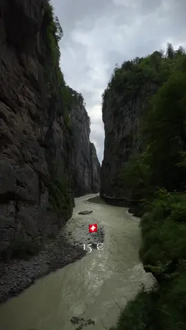 Switzerland🇨🇭 📍Aarenschlucht 15 € #viraltiktokvideos #швейцария #switzerland🇨🇭 #aareswiss #aarenschlucht #interlaken #mountains #autumnvibes 