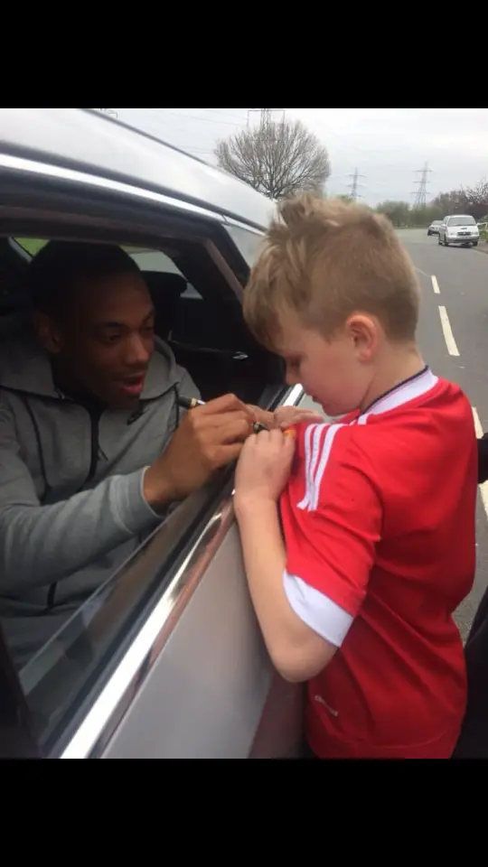 My kids have all been big @Manchester United fans, even used to take my older boys to meet players! This was 2017 when we met Anthony Martial! My boys were so happy, they were also given a chewing gum off him! #anthonymartial #united #manchesterunited #football #manu #mufc #footy #reds #martial 