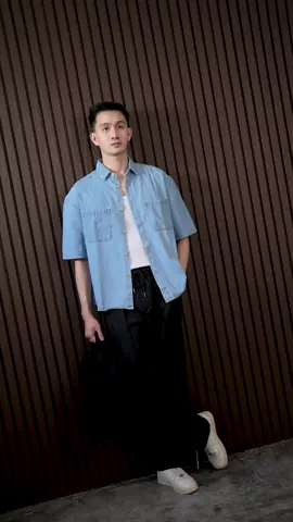 Selain navy ada iceblue juga yang jadi incaran untuk koleksi Denim Shirt satu ini!  Kalian lebih suka Navy or Iceblue nih?  #kazaindonesia #denimshirt 