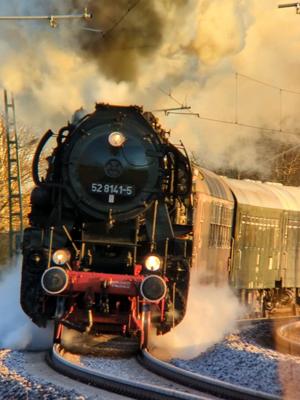 Tharandter Rampe? kein proplem für die Löbauerin 😍 - mit dabei war: @Grüner Apfel 🥷🍏🤫  - #trainspotting #trainspotter #trainspotting_germany #trainsoftiktok #traintok #trains #dampflok #dampflokomotive #br52 #sonderzug #steamlocomotive #germansteamlocomotive  #DR #DB #deutschereichsbahn #deutschebahn #lokfuehrer #lokfüher #railside #railsidetm #löbauer 